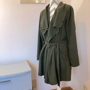 Coat dark green wide collar tied waist: not lined. Excellent pre-worn condition